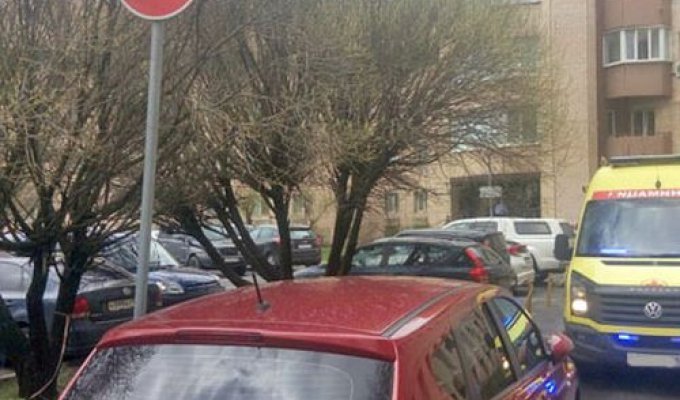 В Санкт-Петербурге неравнодушный мужчина оттащил автомобиль, чтобы освободить путь скорой (3 фото)