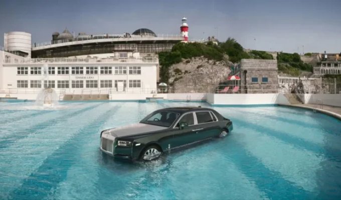 Rolls-Royce Phantom «утопили» в бассейне в честь 100-летия модели (4 фото)
