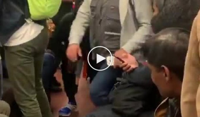 Парень резко запел в метро и распугал всех пассажиров