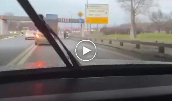 Странная авария с грузовиком на Рублевском шоссе в Москве