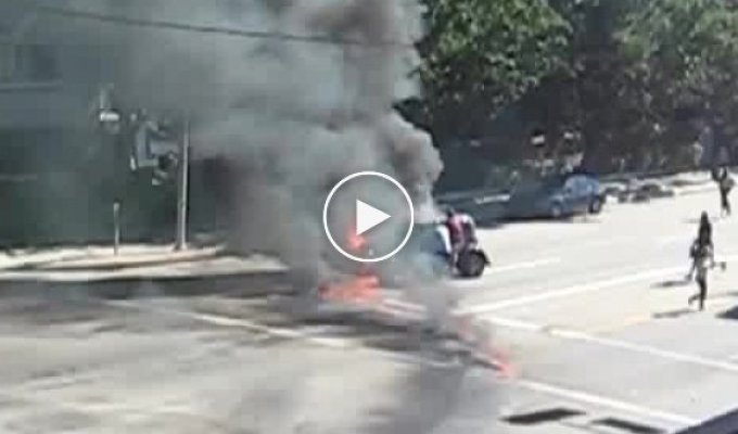 Человек застрял в горящей машине