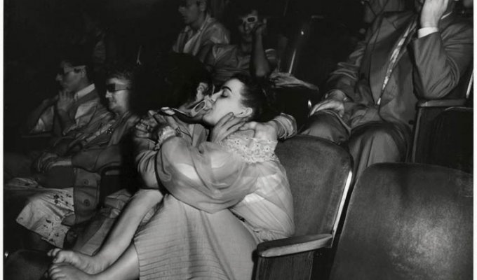 Настоящие чувства зрителей в кинотеатрах в 1943 году (13 фото)