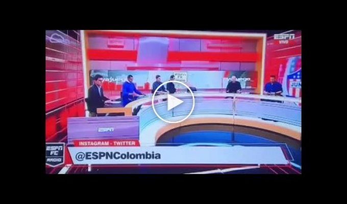 На ведущего колумбийского спортивного канала упал экран во время прямого эфира