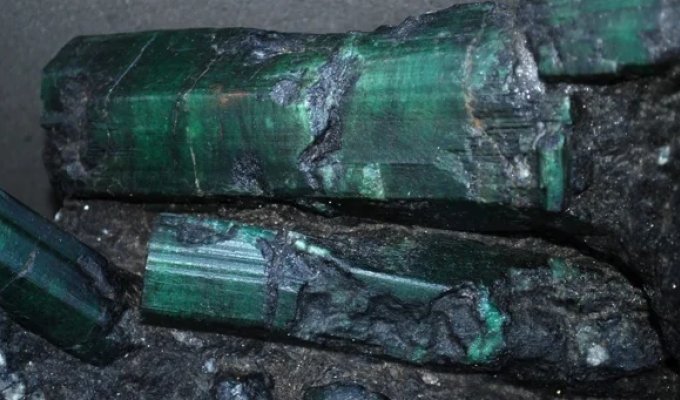 The US will return an emerald worth $1 million to Brazil $1 billion (3 photos)