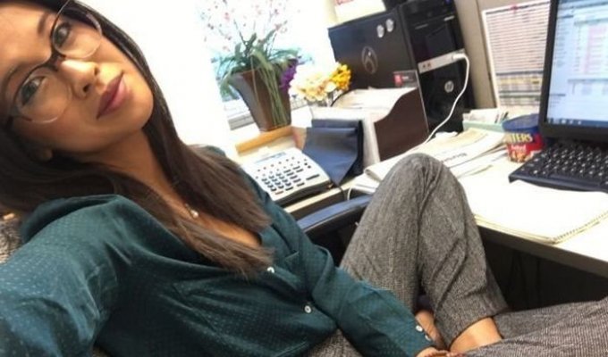 Girls are bored at work (34 photos)