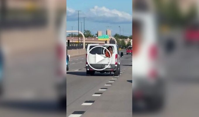 Заключенный в Оклахоме пытался выбраться из тюремного фургона через разбитое окно