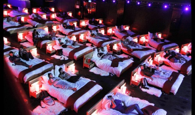 Кинотеатр с кроватями (10 фото)