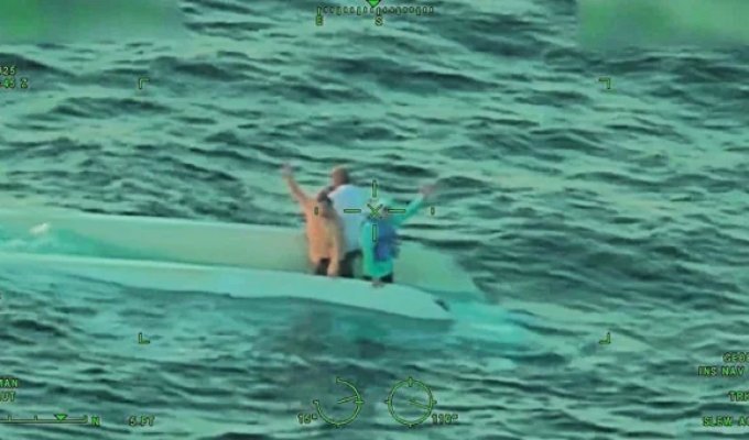 В США 90-летний мужчина почти сутки провёл на перевернувшемся катере и выжил (3 фото + 1 видео)