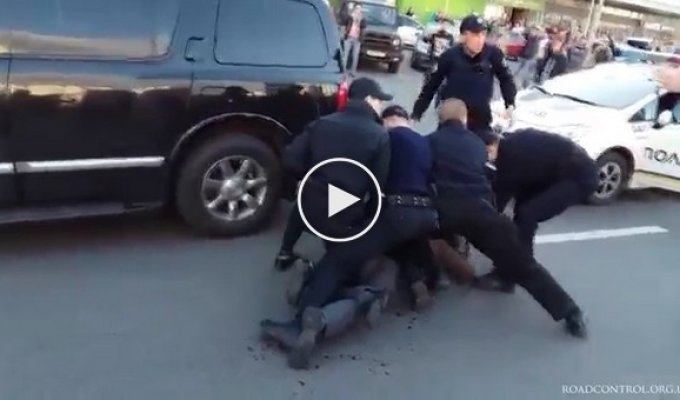 В Киеве водитель Инфинити набросился с кулаками на полицейских