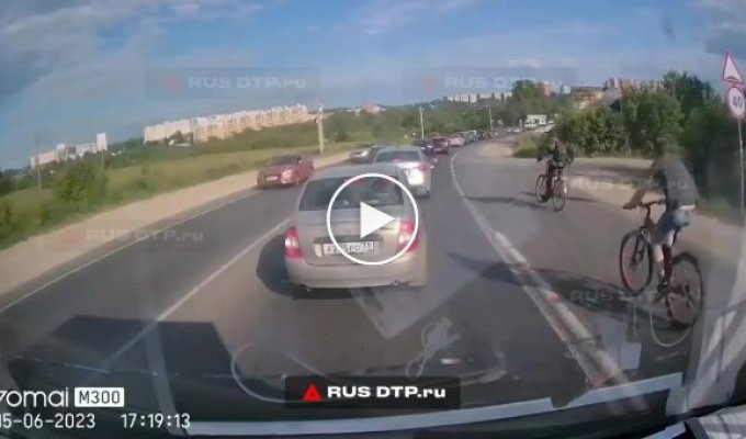 Collision of a cyclist in a turning car