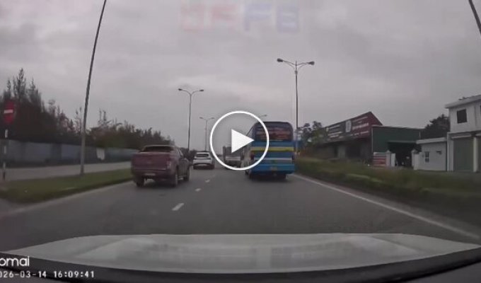 Був так обурений тим, що мало не потрапив у ДТП, що вирішив виправити ситуацію.