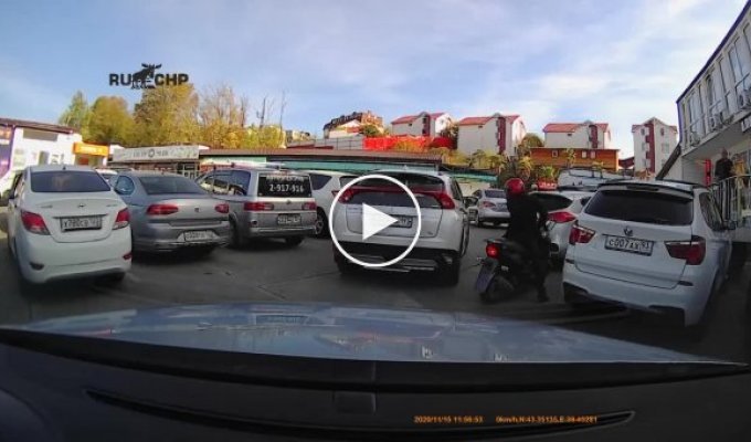 На парковке в Сочи ребенок едва не оказался под колесами машины