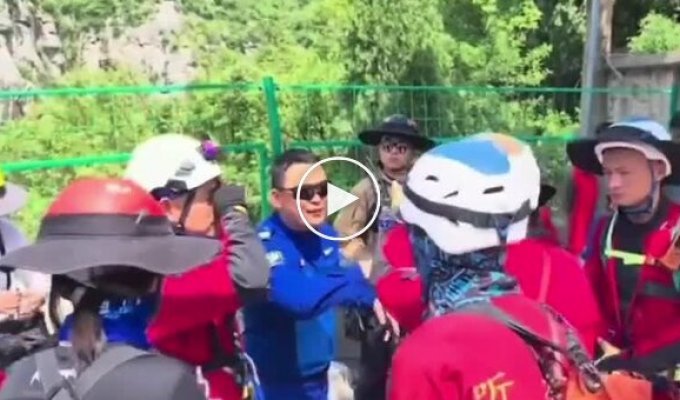 A tourist survived a 200-meter fall thanks to tree branches