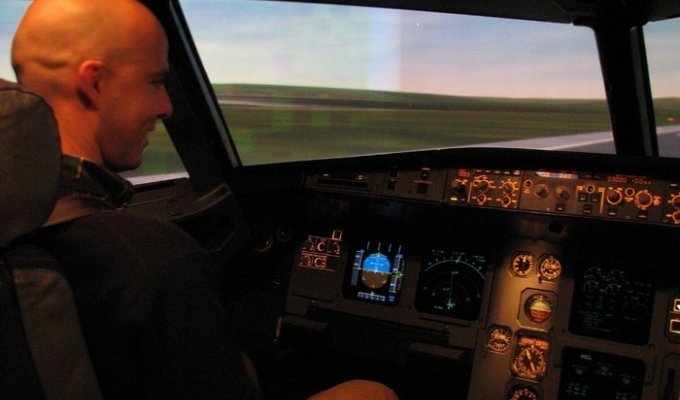 Учебный тренажер самолета A320 (13 фото)