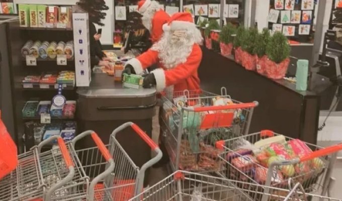 В Канаде Санта и эльфы ограбили магазин ради нуждающихся (4 фото + 1 видео)