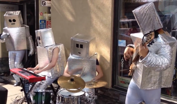 Своя атмосфера: уличные музыканты-роботы круто сыграли Daft Punk (4 фото + 1 видео)