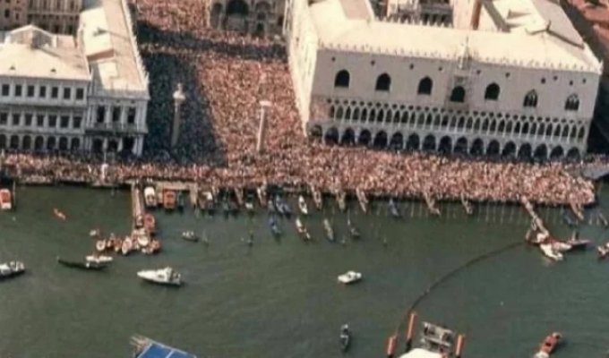 Архив: как прошел один из самых противоречивых концертов Pink FLoyd (9 фото)