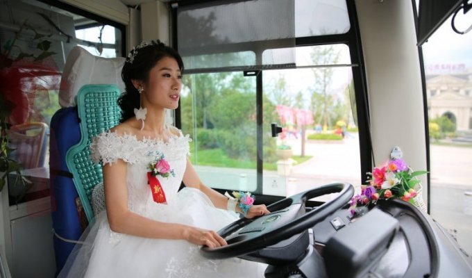 В Китае невеста приехала за своим женихом на автобусе (7 фото)