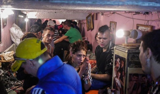 Подземный притон румынских наркоманов (21 фото)