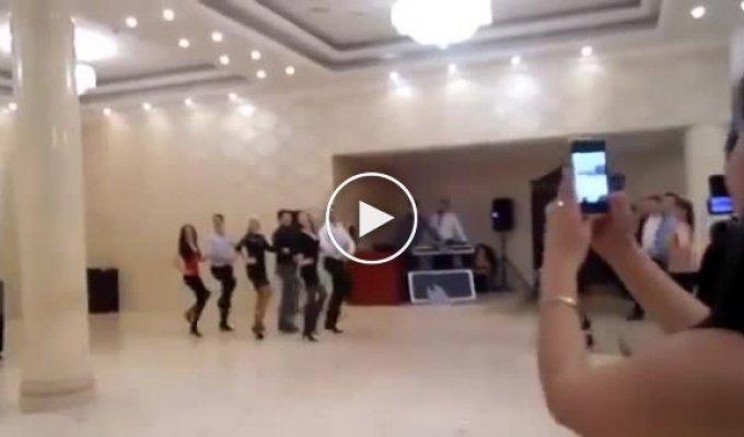 Танцы на молдавской свадьбе