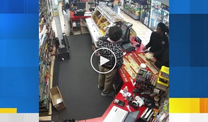 In the US, guys robbed a gas station, threatening the seller with two pythons