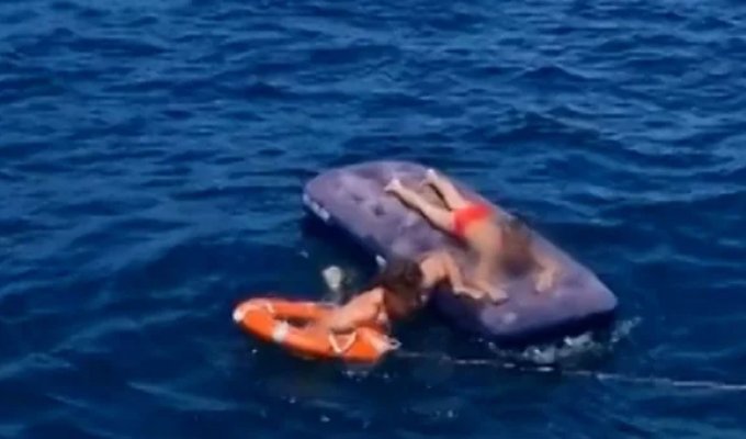 В Италии спасли ребёнка, уплывшего в море на надувном матрасе (4 фото + 1 видео)