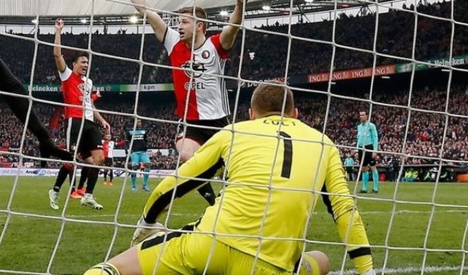 Голландский вратарь «забил» гол в свои ворота, пытаясь встать на ноги (3 фото)