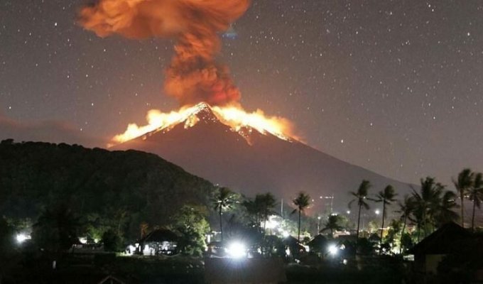 На Бали в течение практически 5 минут извергался вулкан Агунг (5 фото + 1 видео)