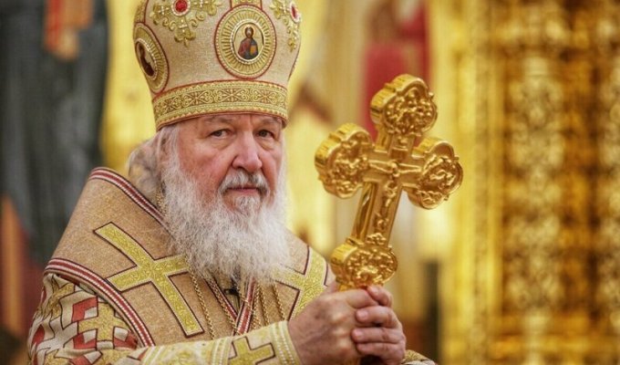 Патриарх Кирилл попросил помощи у состоятельных прихожан (4 фото)