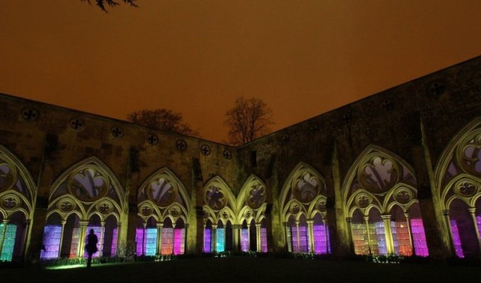 Световая инстилляция в соборе Солсбери (9 фото)