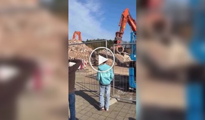 Экскаваторщик вернул детям мяч