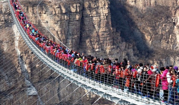 Сотни бесстрашных туристов столпились на самом длинном стеклянном мосту в мире (10 фото + 1 видео)