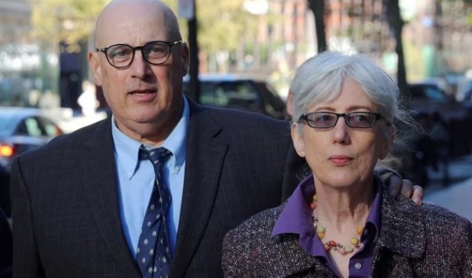 A US couple sued eBay for $55 million (2 photos)