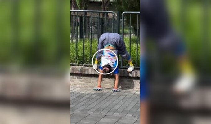 Літня китаянка розминається в парку