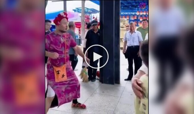A man surprises tourists by never losing at "Rock, Paper, Scissors"