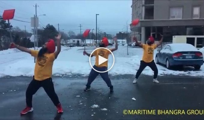Три индийца растопили снег в Канаде своими жаркими танцами