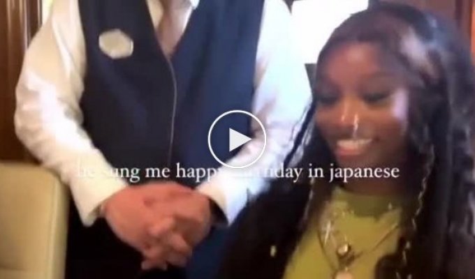 Официанта попросили спеть девушке песню Happy Birthday на японском языке