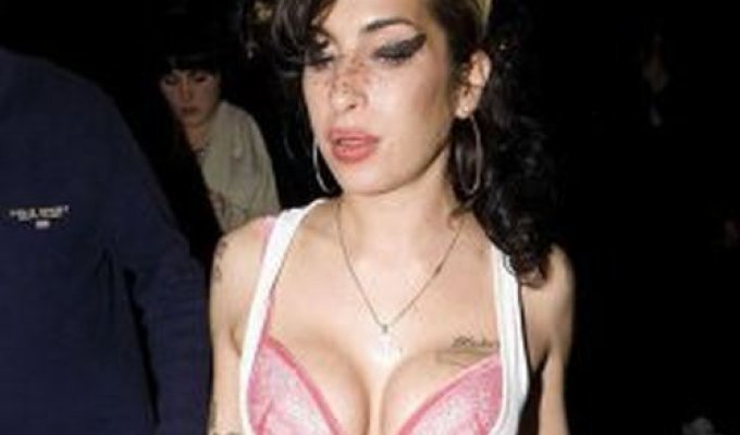 Розовые буфера Amy Winehouse (9 фотографий)