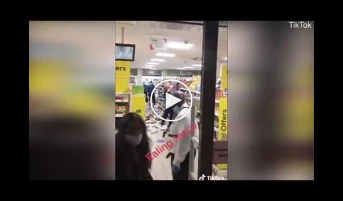Мужчину попросили надеть маску в супермаркете и он устроил дебош