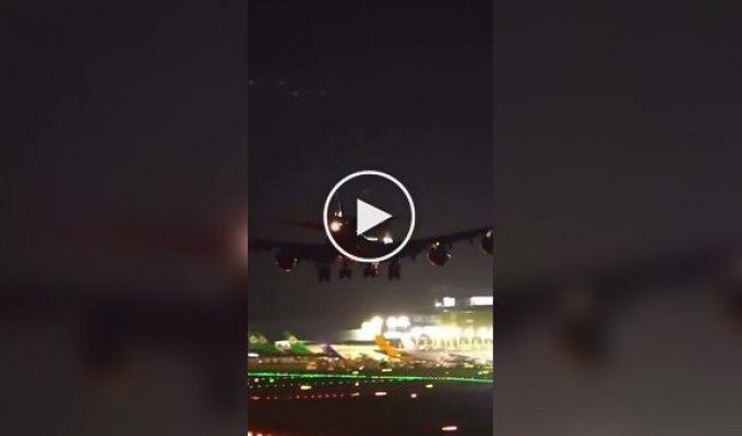 Самолет задел двигателем взлетно-посадочную полосу при приземлении