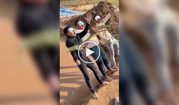Веселые парни сыграли в популярную игру