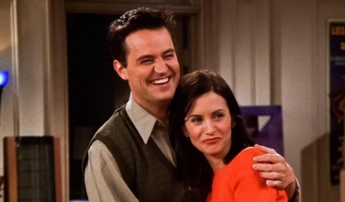 Matthew Perry convinced the creators of Friends to remove the scene of Chandler's betrayal (8 photos + 1 video)