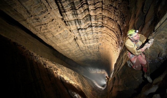 Путешествие к центру Земли: ученые открыли самую глубокую в мире пещеру (4 фото)