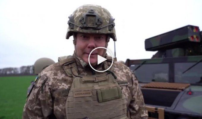 Командующий объединенными силами Украины Сергей Наев с поставленным американцами украинским ЗРК AN TWQ-1 Avenger
