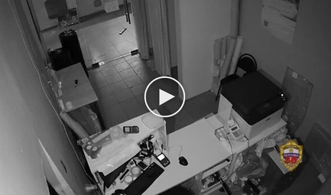 A surprisingly persistent thief: he broke two glass doors to steal a payment terminal