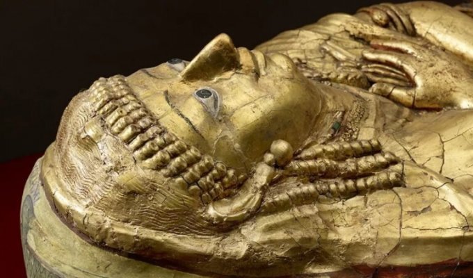 В Египте нашли портреты мумии и древнего идола (4 фото)