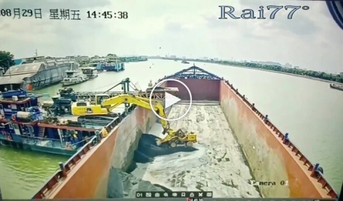 Экскаваторщик и бульдозерист не поделили кучу гравия на барже