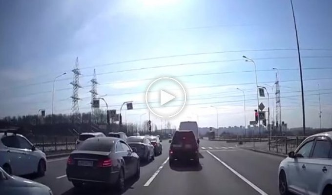 Вот это повезло: грузовик на полном ходу въехал в машины на светофоре в Петербурге