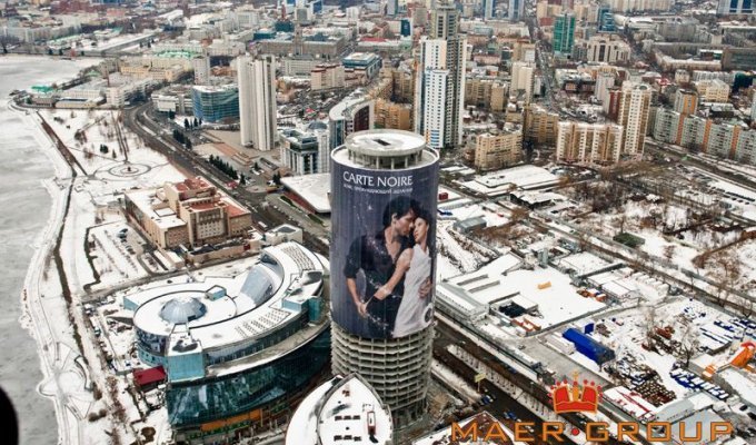 В Екатеринбурге повесили наружную рекламу весом более 5 тонн