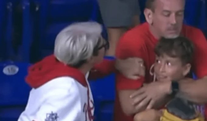 Мужчина поймал мяч для сына, но его забрала агрессивная болельщица (3 фото + 2 видео)